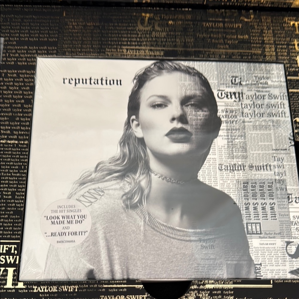 Taylor Swift Reputation Tour VIP Box with Working Video & Sealed Items - Picture 9 of 14